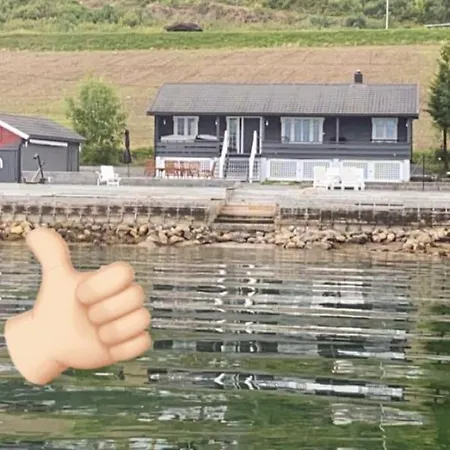 Strandhytte Ved Fjorden