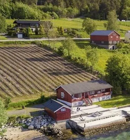 Feriehus Strandhytte Ved Fjorden