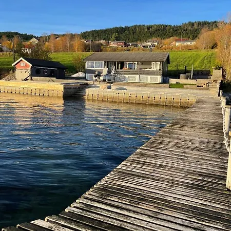 Strandhytte Ved Fjorden