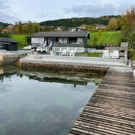 Feriehus Strandhytte Ved Fjorden *