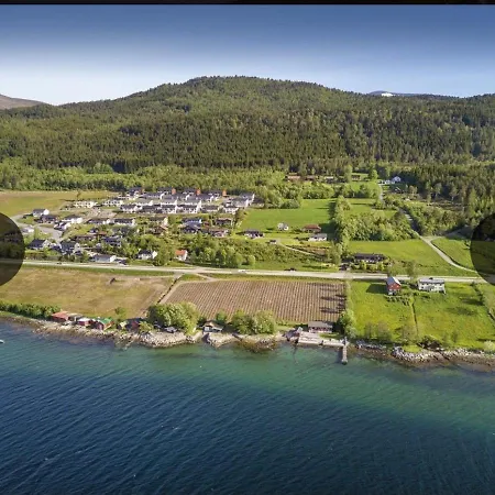 Strandhytte Ved Fjorden